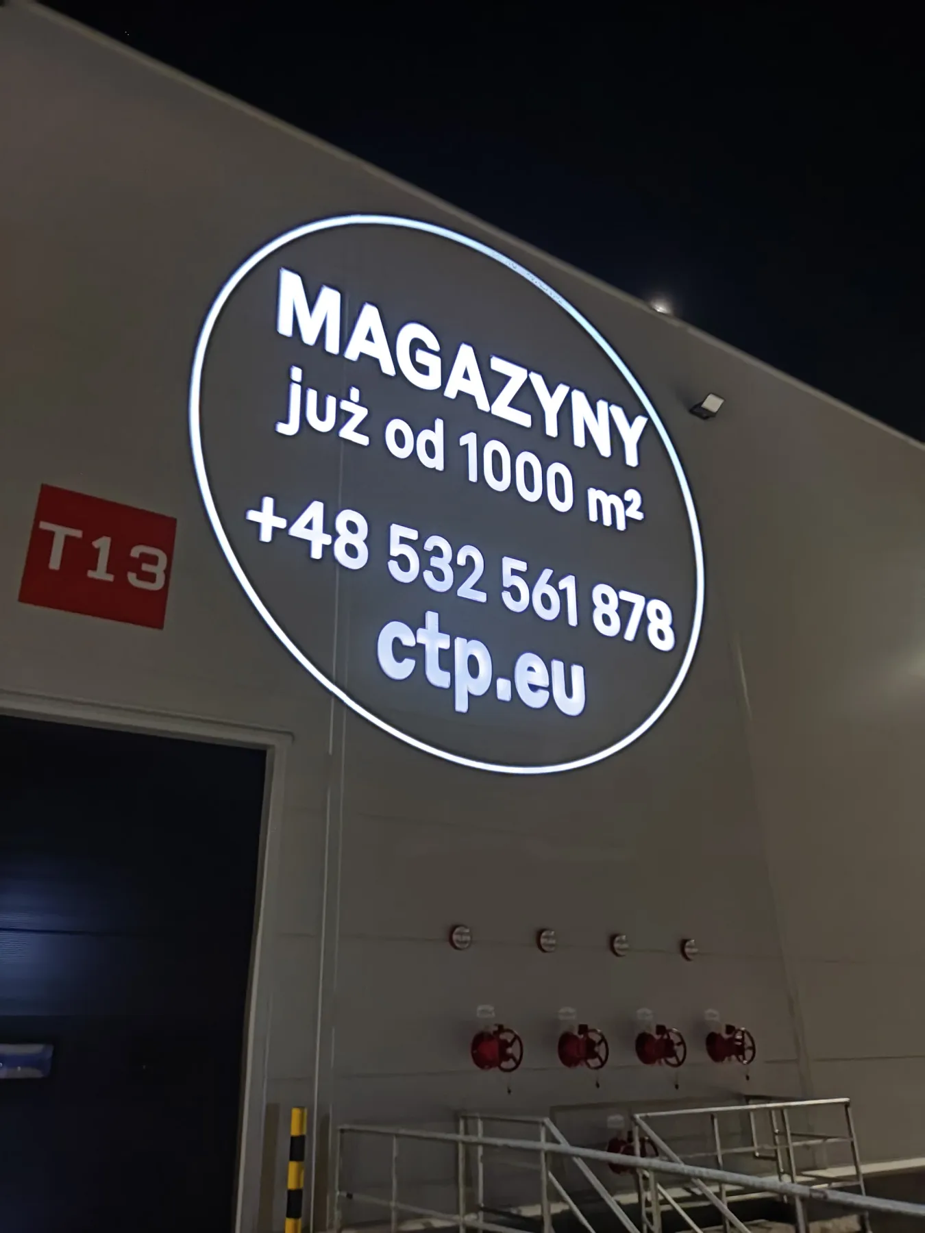 CTP Warszawa — reklama magazynów na elewacji hali (YF-M600)