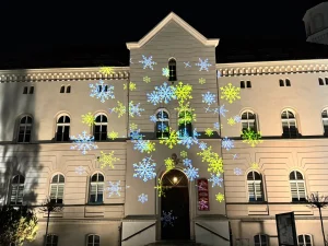 Zimowa projekcja GOBO na budynku przy Rynku w Kątach Wrocławskich