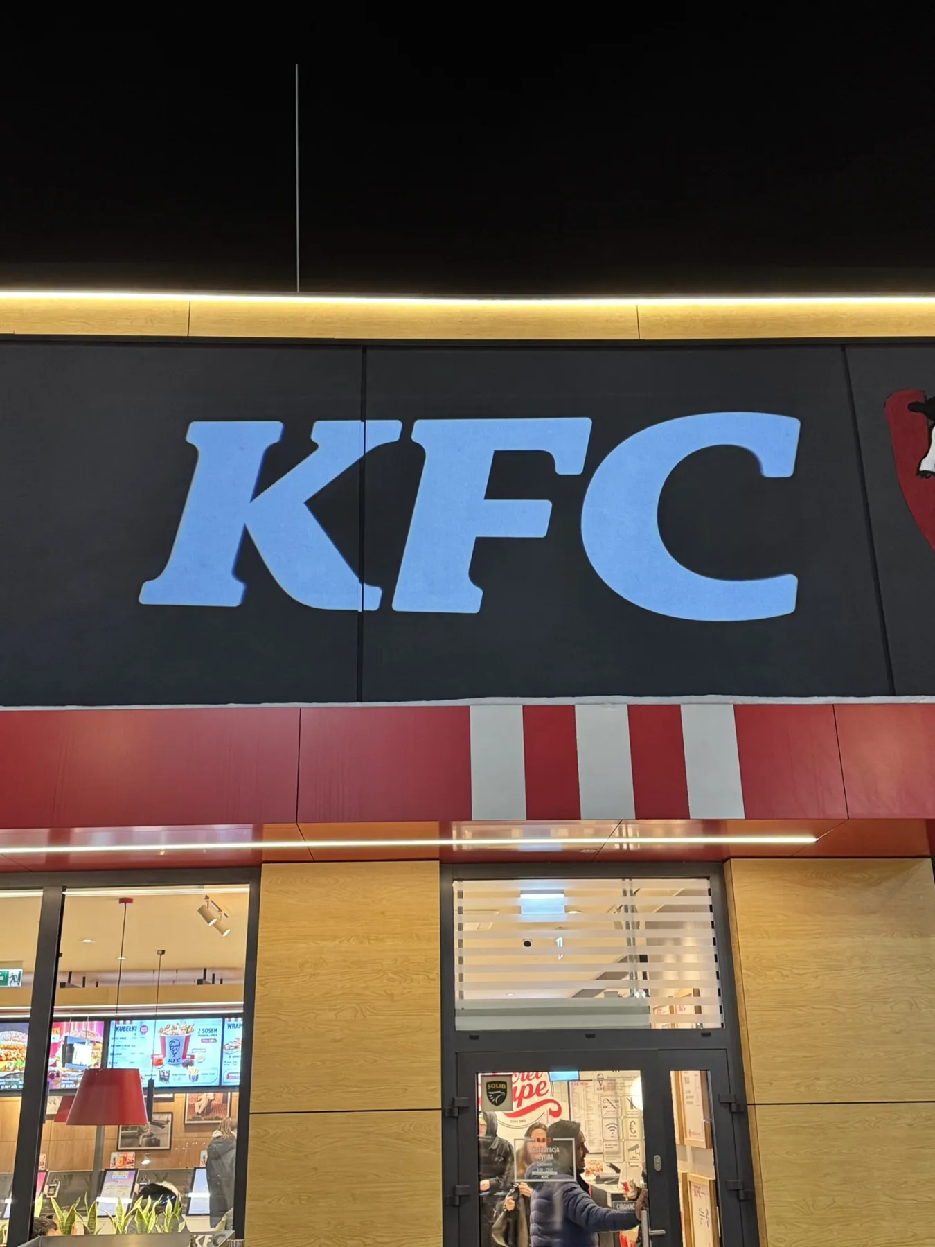 KFC — projekcja logo na elewacjach restauracji (YF-F300)