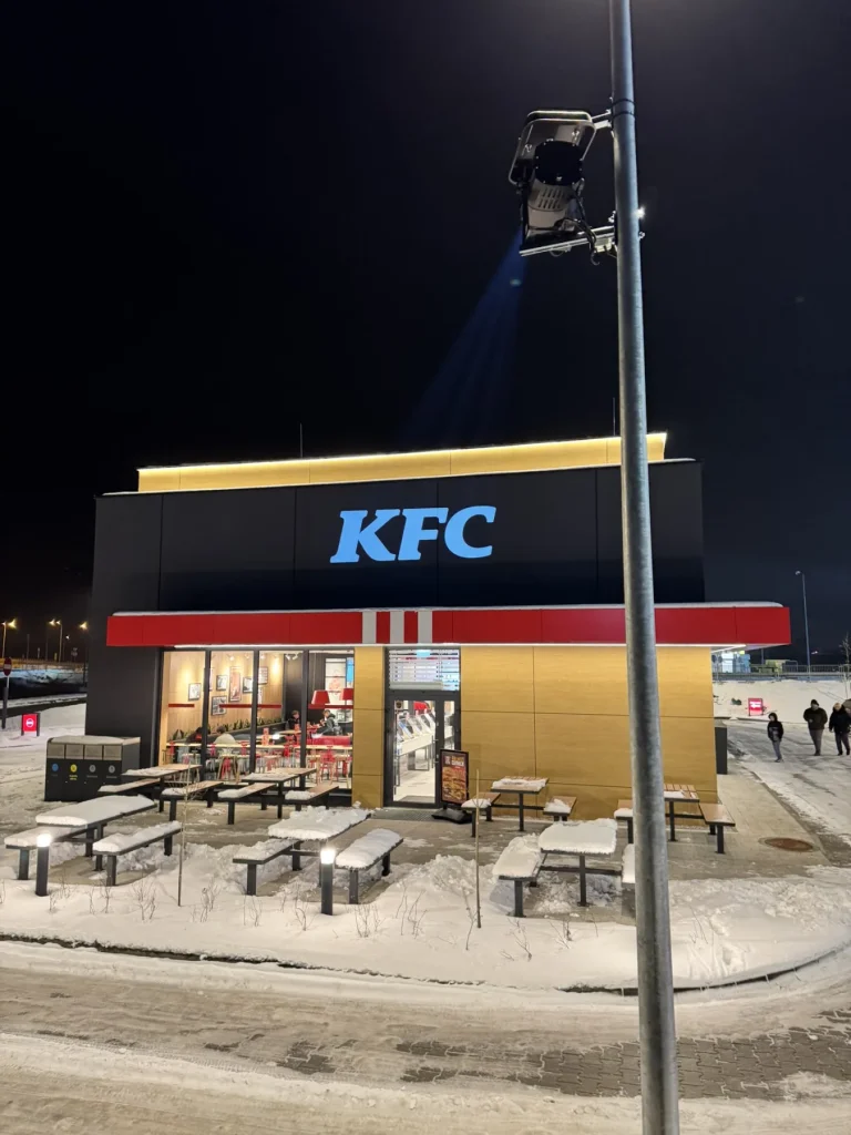 Projektor GOBO LED 300 W zamontowany na słupie przy restauracji KFC