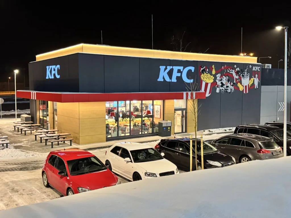 Restauracja KFC z projekcją GOBO na elewacji, widok z parkingu