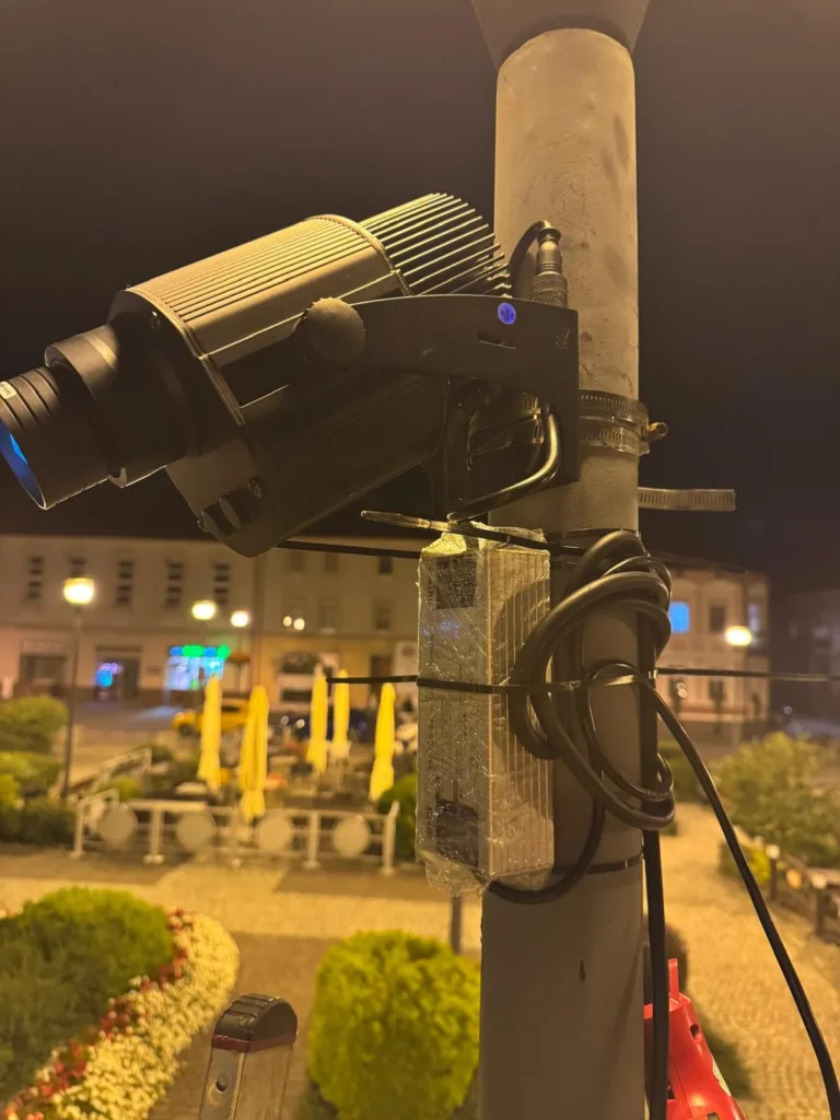 Projektor GOBO zamontowany obejmą na słupie w Bieruniu