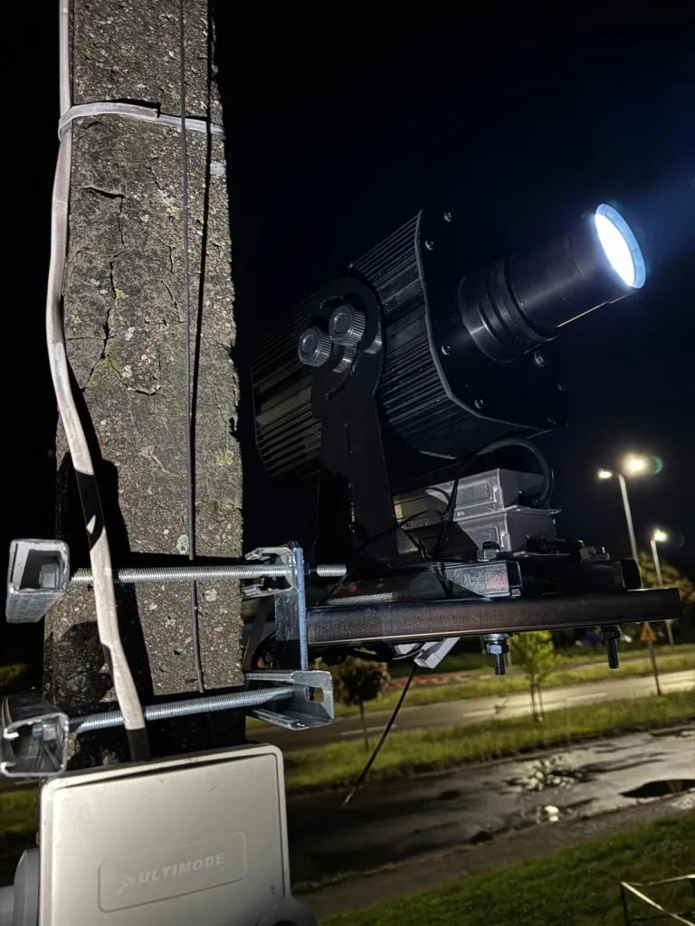 Projektor GOBO zamontowany na słupie przy Flypark w Kaliszu