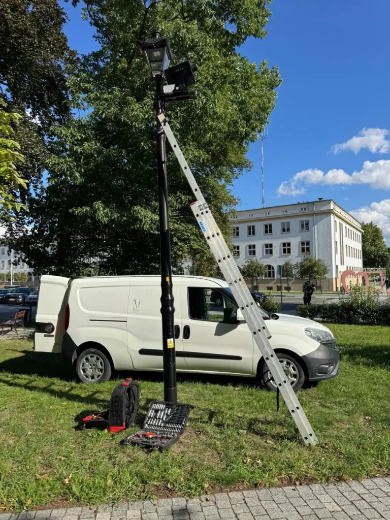 Montaż projektora GOBO na latarni parkowej w Nysie