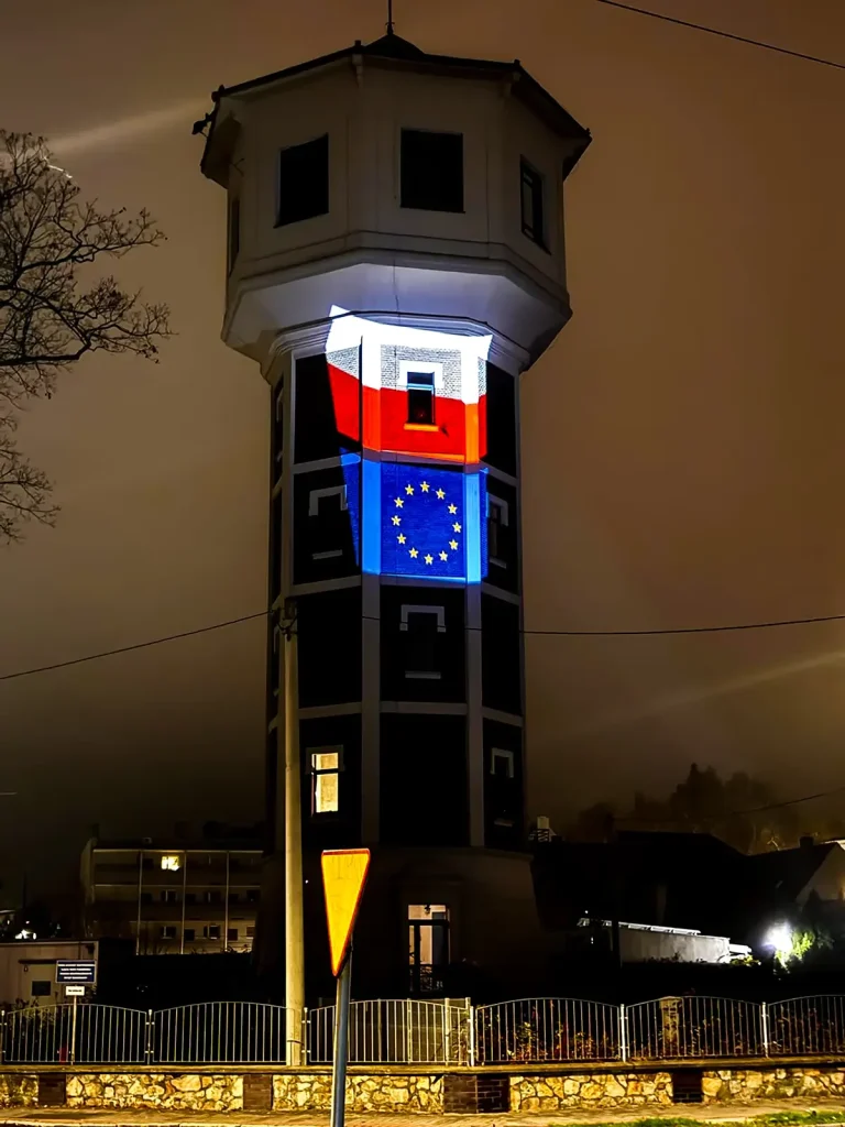 Flaga Unii Europejskiej wyswietlona projektorem GOBO obok flagi Polski