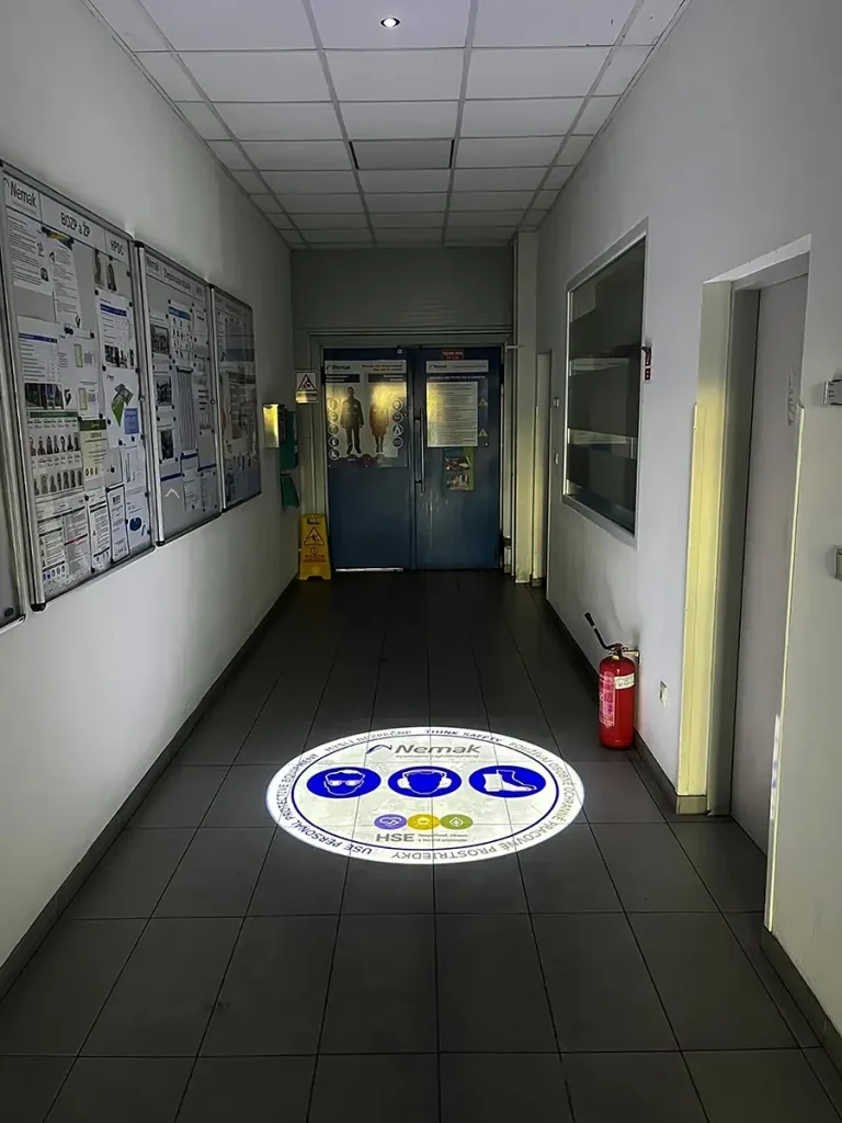 Projekcja GOBO na scianie ciagu komunikacyjnego w hali