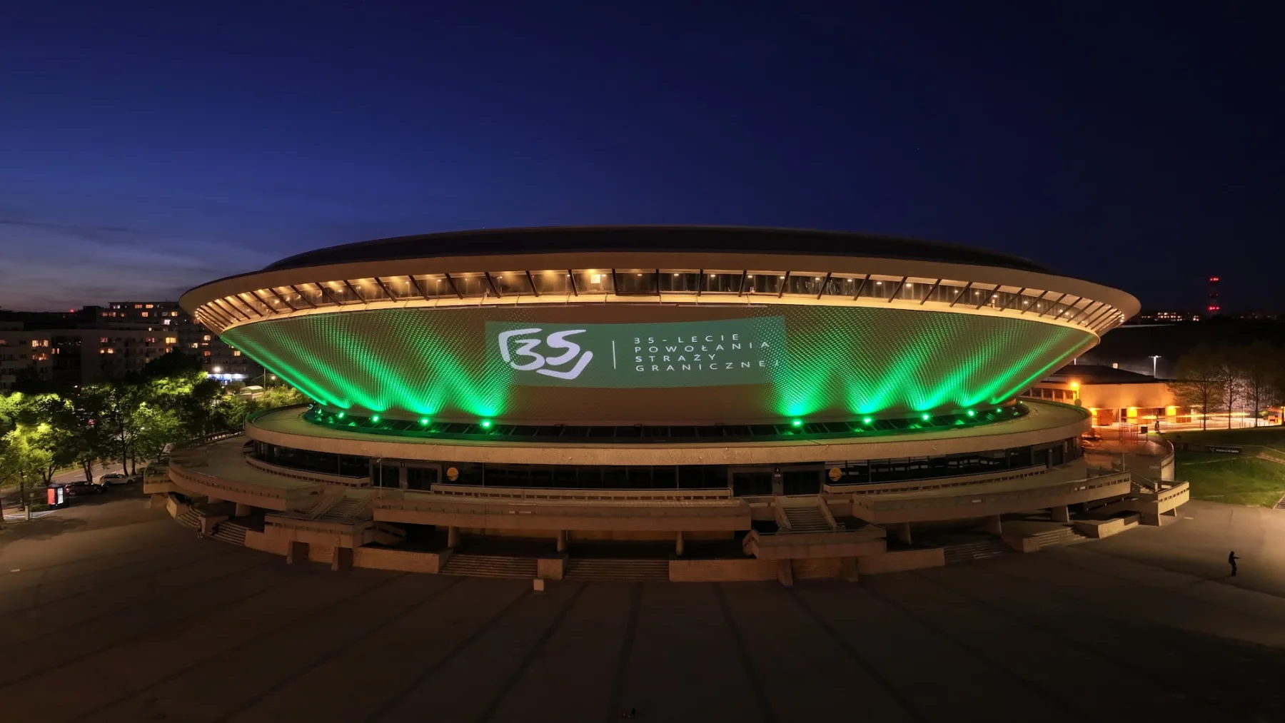 GOBO projekce loga k 35. výročí Pohraniční stráže na střeše haly Spodek v Katovicích