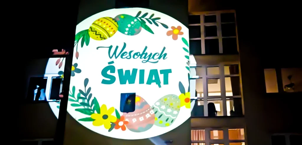 Projekcja GOBO z napisem Wesolych Swiat i motywem swiatecznym na scianie