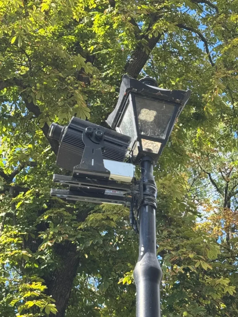 Projektor GOBO na latarni w parku w Nysie