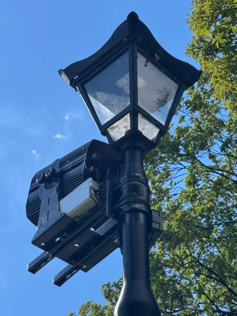 Projektor GOBO zamontowany na latarni w Nysie