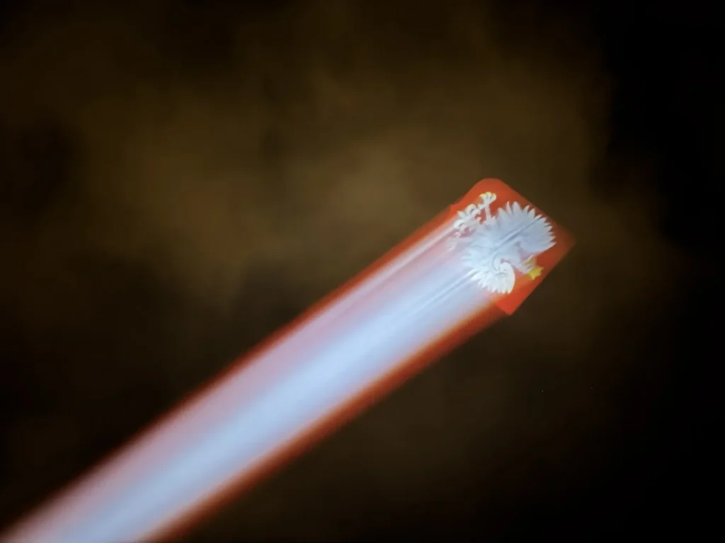 Wiązka projektora Skybeam BMO380 z godłem Polski rzuconym na chmury