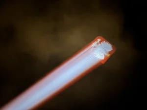 Wiązka projektora Skybeam BMO380 z godłem Polski rzuconym na chmury