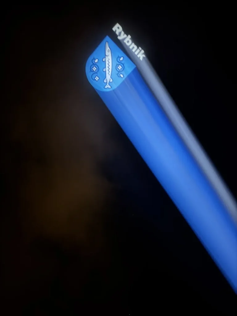 Wiązka projektora Skybeam BMO380 z herbem miasta wyświetlonym na tle nocnego nieba